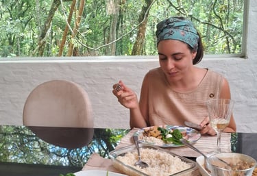 Refeição confortável, servida em ambiente protegido com vistas para a mata