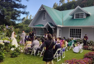 Novios en ceremonia civil en el jardin de una casa en boquete