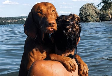 Mujer con perro en el mar Bar El Tambucho Jerez