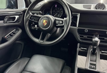 Salono cheminis valymas – Porsche interjeras po valymo WestSide Garage Šiauliuose