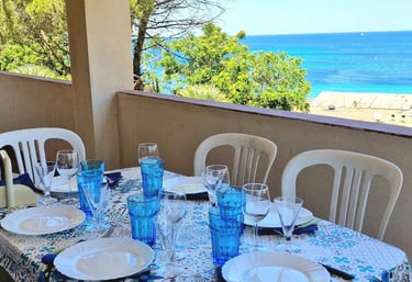 terrazza vista mare con tavolo esterno