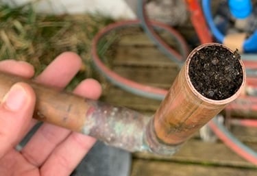 un tuyau de chauffage rempli de boues à Bérenx