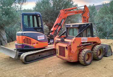 Bobcat και μικρός εκσκαφέας σε χωματουργικές εργασίες