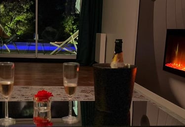 salon avec cheminée et vue sur piscine de la love room