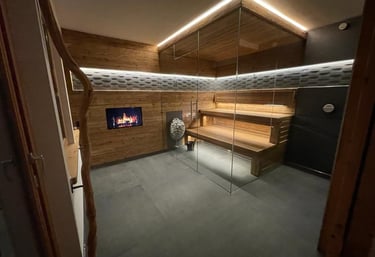Moderne Innensauna mit Eckverglasung, ausgestattet mit rustikaler Holzverkleidung und indirekter LED-Deckenbeleuchtung