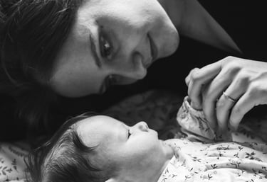 séance naissance à domicile, style en noir et blanc, complicité entre la maman et le bébé