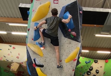 Boulderkurs Wien: Teilnehmer klettert in einem schweren Boulder