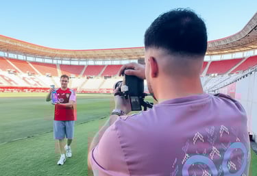 Fotografía de grabación profesional realizada por Salcedo Agencia en un estadio para contenido corpo