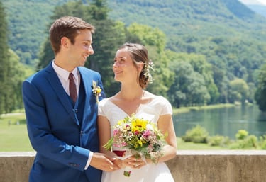 Photo de mariage, portrait de jeunes mariés avec un bouquet, jlacostephoto photographe mariage Dijon