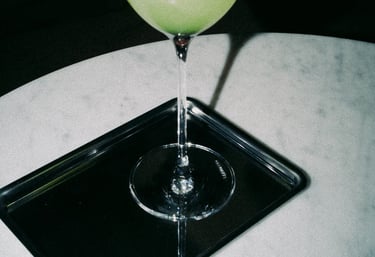 Cocktail sur la table du bar le Pèle