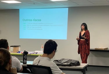 Josi apresentando resultados de pesquisa em encontro de lideranças Picpay