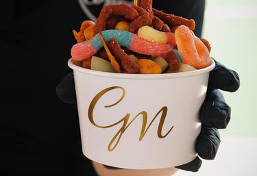 snacks servidos por nuestro equipo CuriMe con guantes por higiene vaso gomitas dulces cacahuates