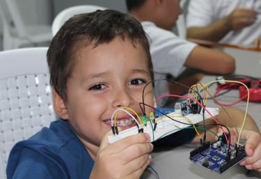 Niños felices en clase de electrónica