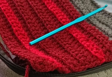 Proyecto de crochet con hilo rojo y gris gorro tejido twenty one pilots