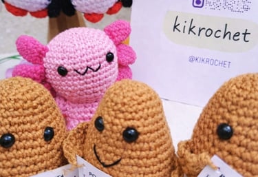 Llaveros de patatas positivas, ajolote rosa y pingüino hechos a mano en crochet a la venta por Kikro