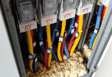 📝 الوصف: تغطية الجهد المنخفض والمتوسط، إعادة تأهيل وتطوير منظومة التوزيع، وضمان استقرار التشغيل مع