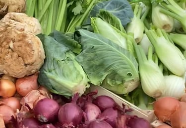 Etal de fruits et légumes bio et de saison sur un marché de plein vent