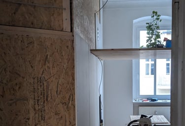 Hochbett und neue, raumtrennende Trockenbauwand aus einem Guss