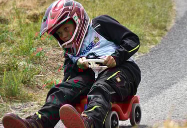 Kind fährt mit Bobbycar