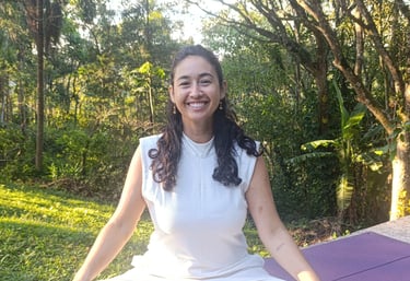 Clara Coelho, renomada terapeuta formada na India, acompanha as práticas e oferece acolhimento.