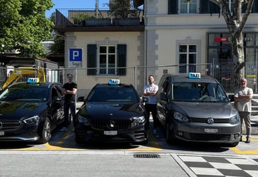Drei Taxiautos. Ein grauer VW Caddy und zwei schwarze Mercedes E-Klassen samt Taxifahrer