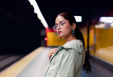 Rashell Campos, mujer hermosa posando con una falda chaqueta verde y cartera en el metro Quito