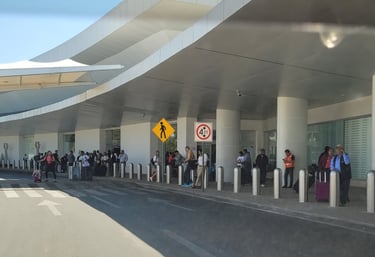Fila de personas en aereopuerto de oaxaca