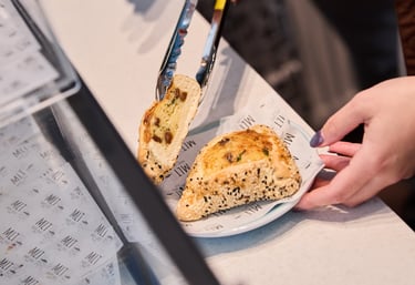 Sunny bun, feta, halloumi