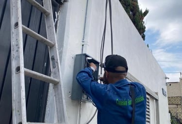 hombre resolviendo problema electrico