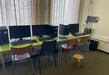 image représentant le local informatique et ses ordinateurs