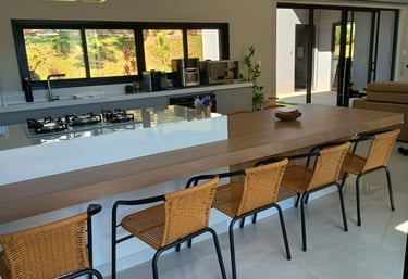 Cozinha Bancada Branca com mesa acoplada em MDF madeirado