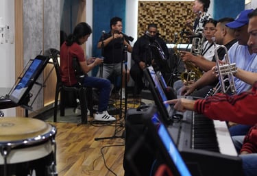 Músicos ensayando en estudio de grabación monochrome records