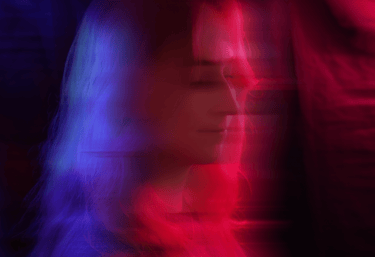 portrait d'une vidéaste avec des jeux de lumière rose et bleu