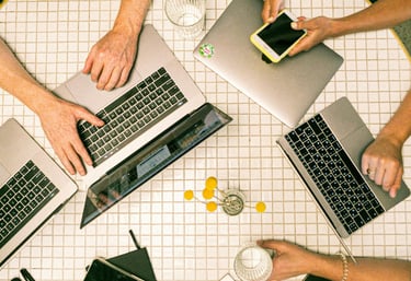 equipo reunido con los ordenadores