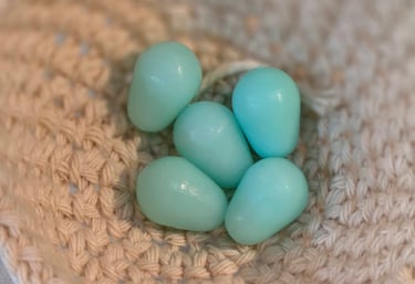 huevitos plasticos canarios