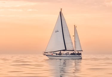 Stahl Ketsch Moana segelt im Sonnenuntergang über das Meer