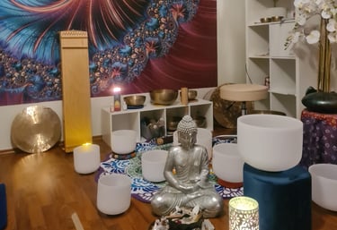 Klangschalen und ruhiger Praxisraum für entspannende Klangheilreisen.