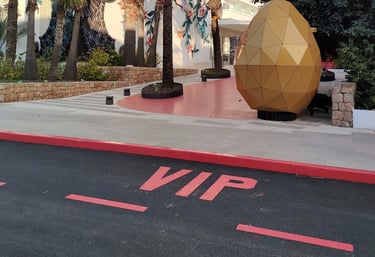 Pintado de logotipo corporativo sobre el asfalto en parking