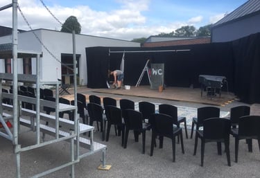 Scène et gradin mobile installés pour du théâtre en ruralité. Théâtre rural