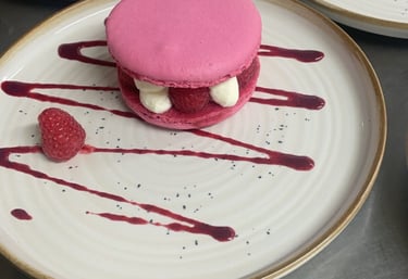 Assiette avec un désert aux fruits rouges