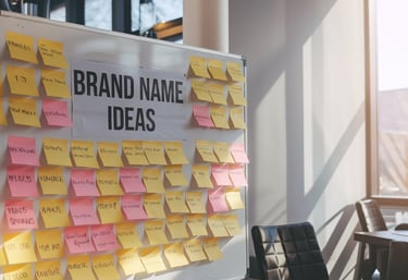 Pizarra blanca con notas adhesivas ideas de nombres de marcas  espacio de oficina moderno