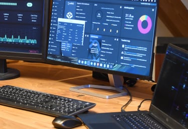 Bildschirme, auf denen Monitoring- und Analyse-Tools angezeigt werden
