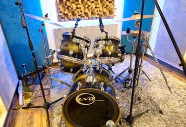bateria en estudio de grabación monochrome records
