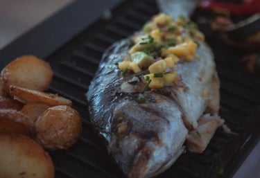 Poisson frais grillé accompagné de pommes de terre et légumes de saison