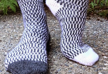 eva socks knitting pattern black and white by andie solar