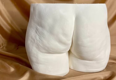 Moulage fesse plâtre sur fond doré