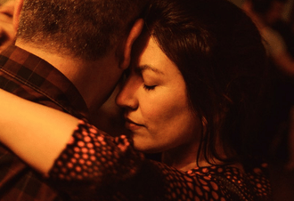 Plano cerrado de Noelia bailando Tango, mostrando la conexión y conciencia corporal de su método