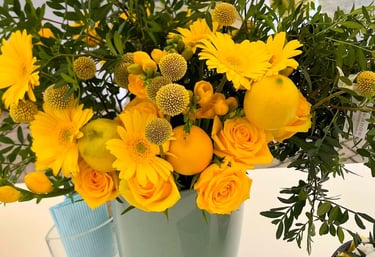 Un vase contenant des fleurs