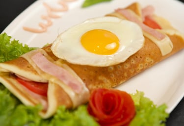 Panqueque con jamón, queso, tomate y huevo