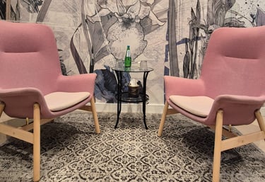 Wnętrze gabinetu Marty Krężołek. Pastelowe, łagodne barwy oraz dwa wygodne fotele przy terapii indywidualnej